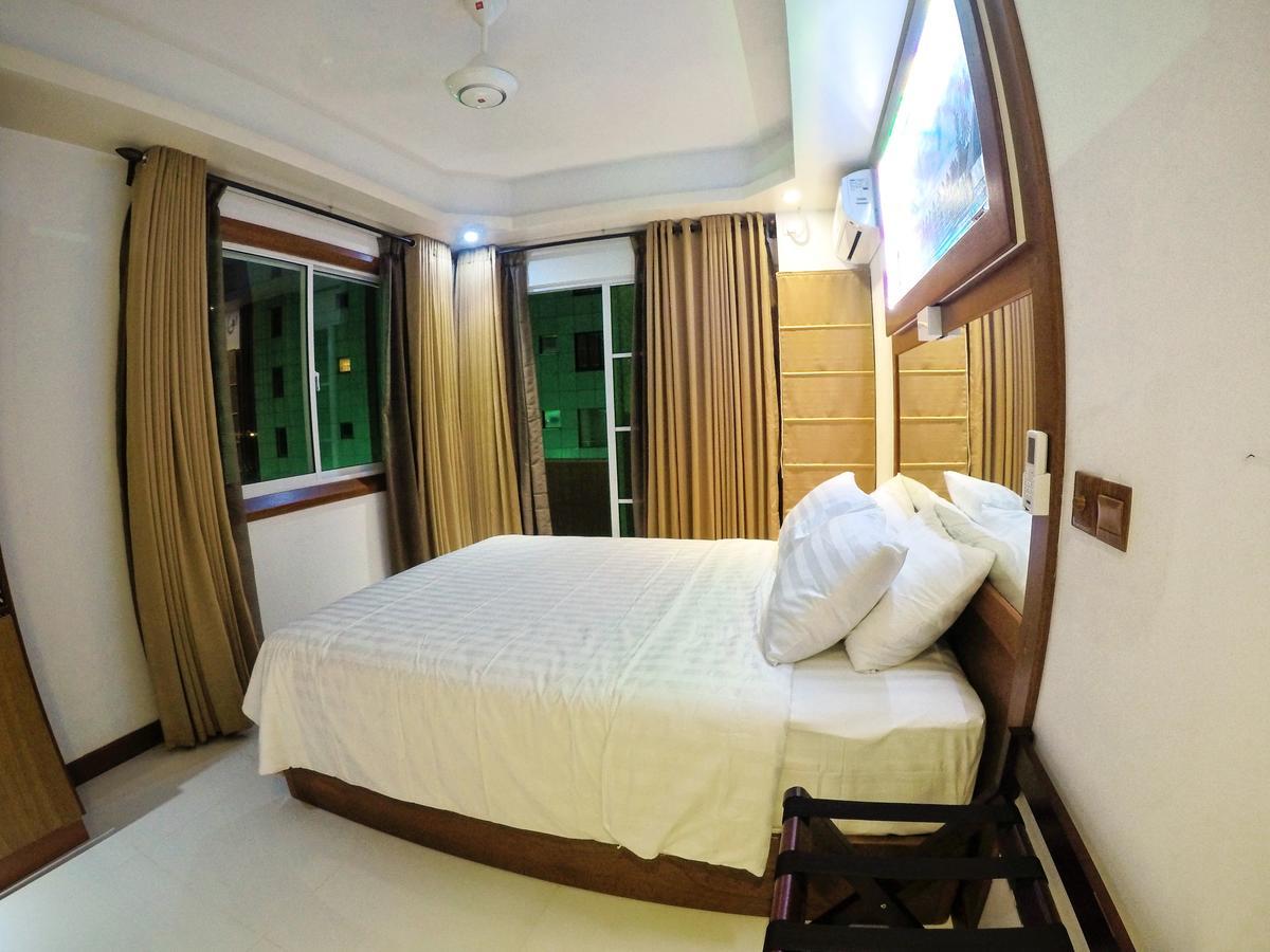 Six In One Hotel Malé Kültér fotó