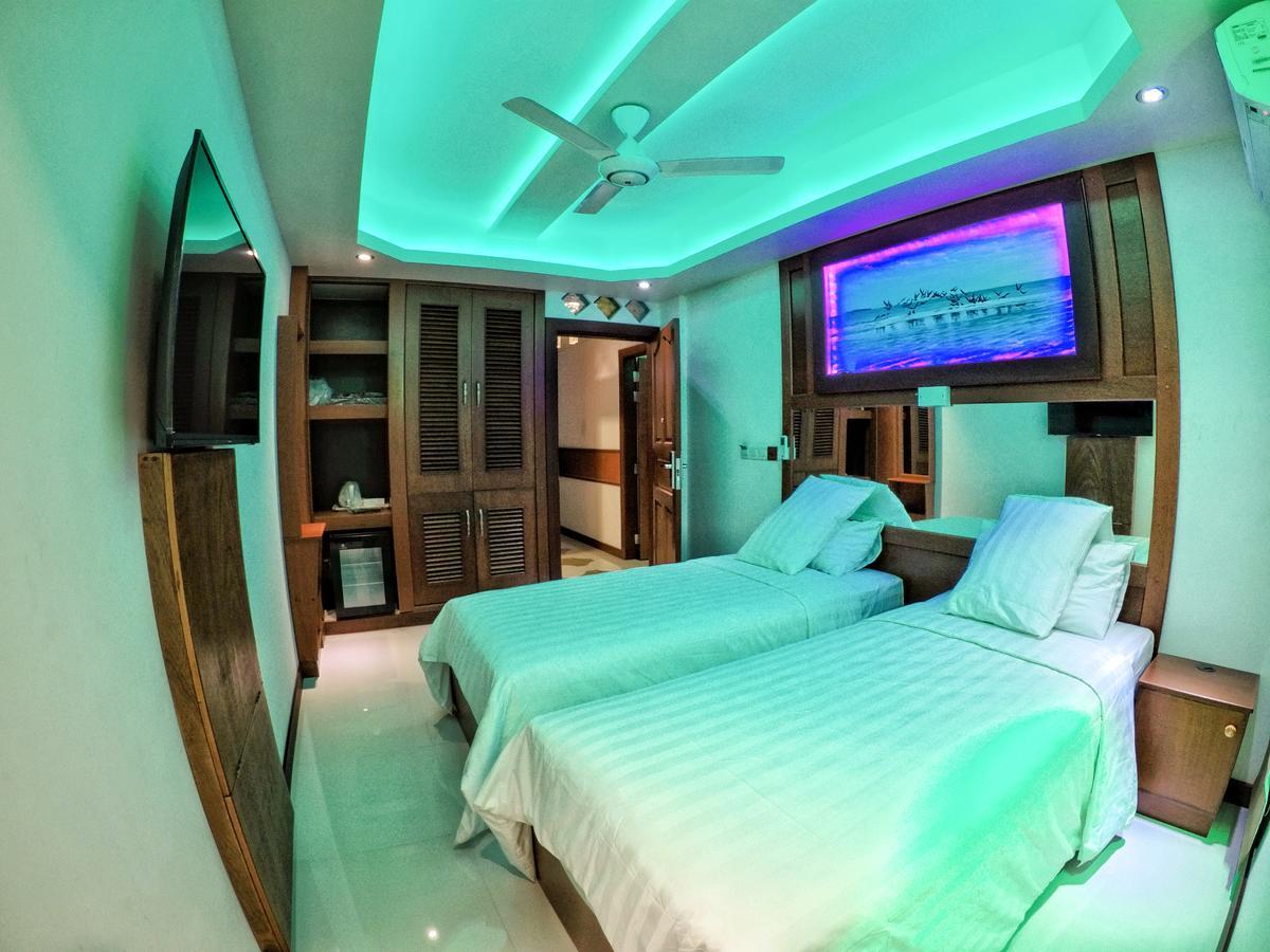 Six In One Hotel Malé Kültér fotó
