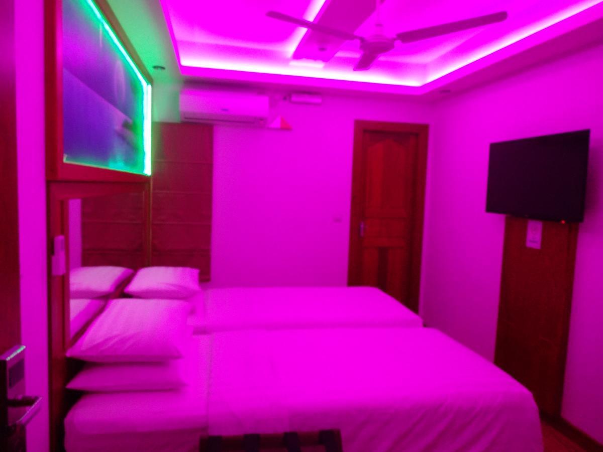 Six In One Hotel Malé Kültér fotó