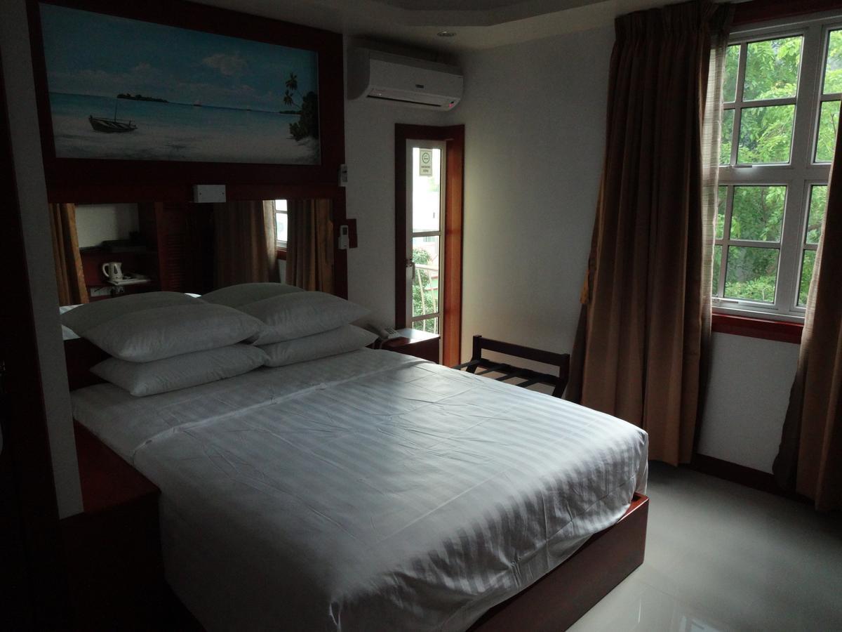 Six In One Hotel Malé Kültér fotó