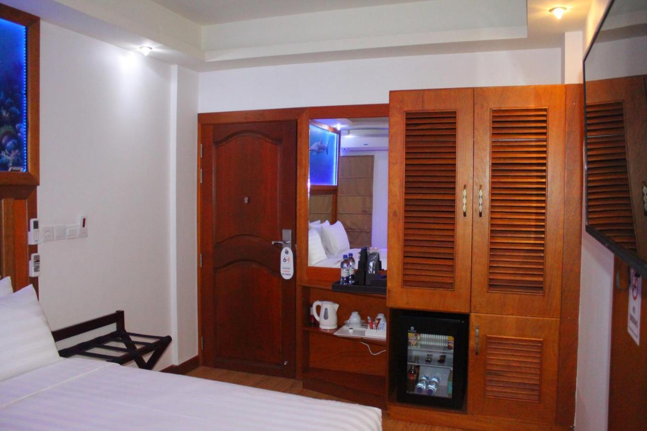 Six In One Hotel Malé Kültér fotó