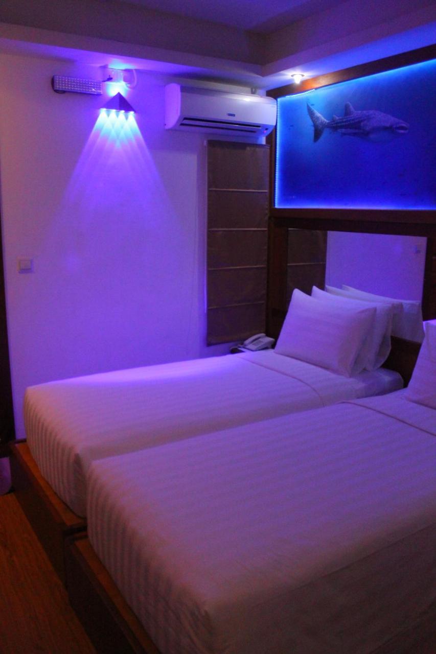 Six In One Hotel Malé Kültér fotó